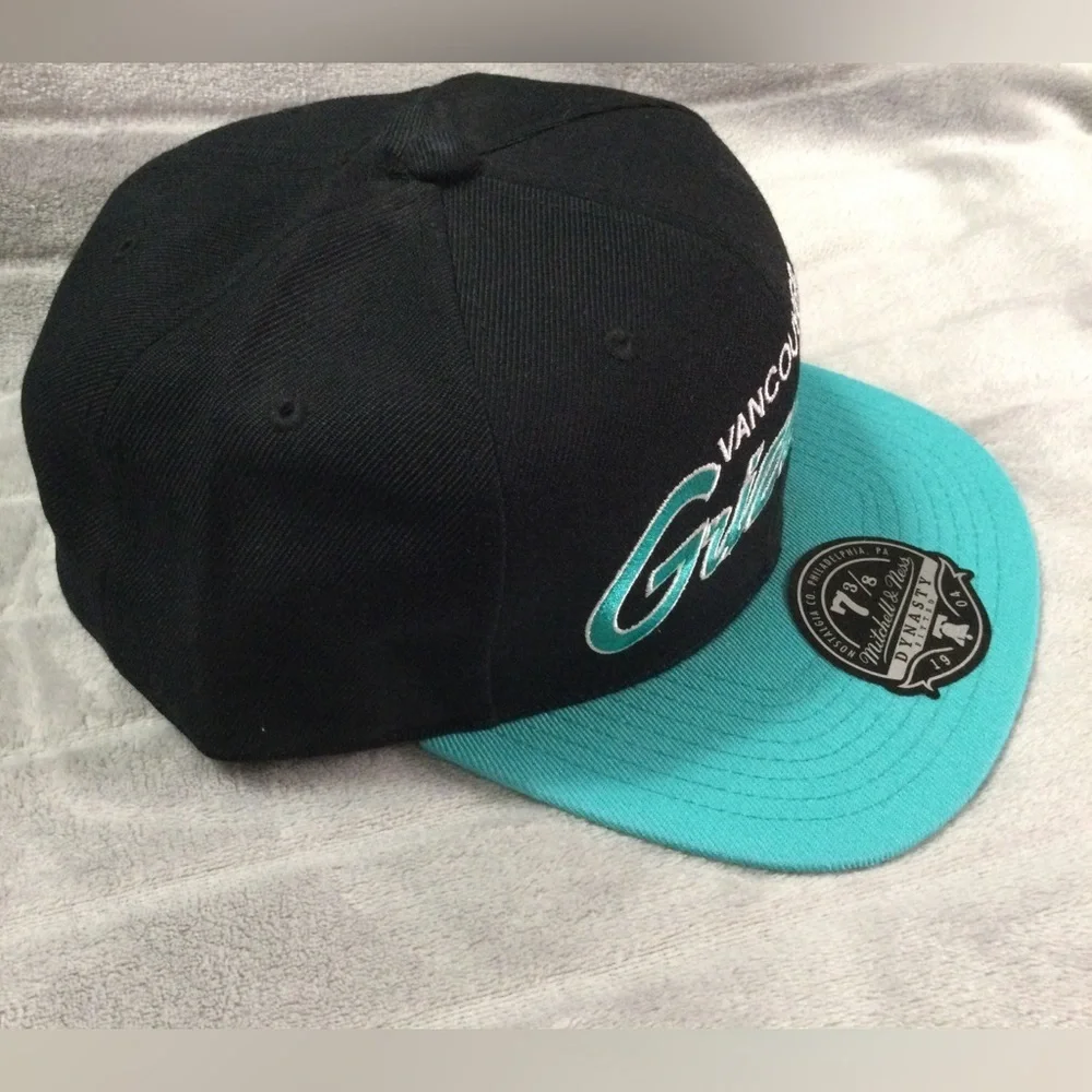 Mitchell & Ness Vancouver Grizzlies Black and Teal Fitted Hat Size 7 3/8 - Picture 2 of 7